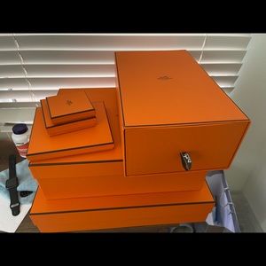 Hermes empty box huddle